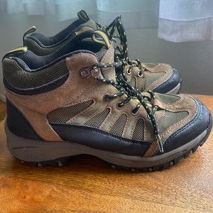 Kids Hiking boots. Bear paw size 5